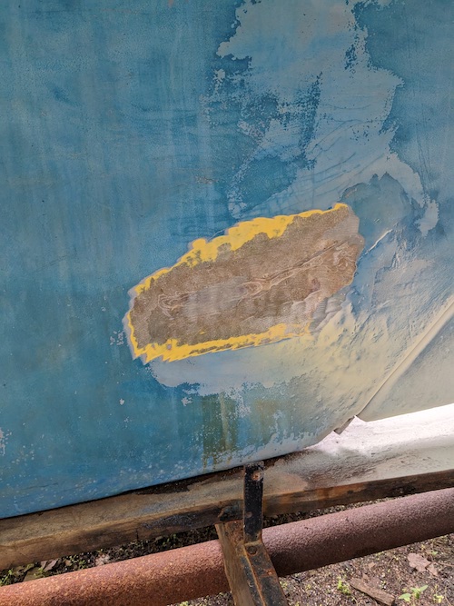 Port side ("smile") crack